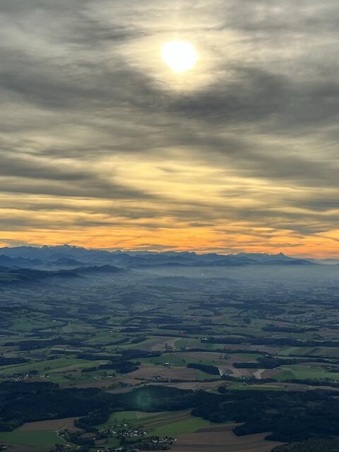 Wunderschöne Fernsicht bis zum Traunstein am rechten Bildrand, ca. 100km Luftlinie!

 | Foto: Franz Dörr