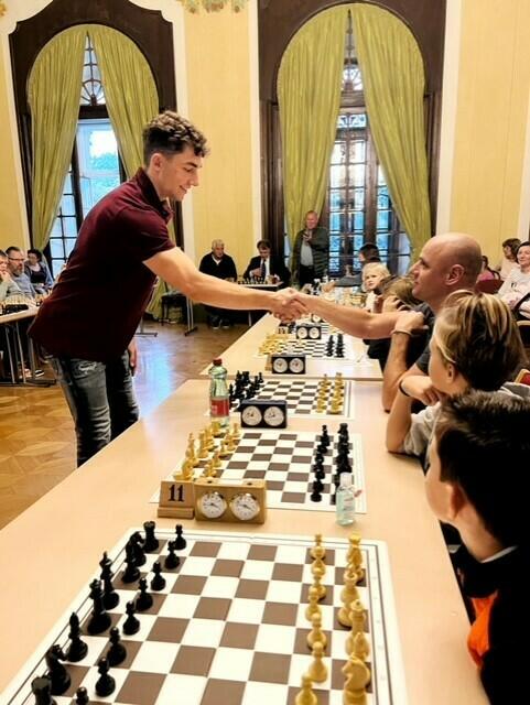 IM Florian Mesaros bot eine Simultan-Show. | Foto: Schachklub Kittsee