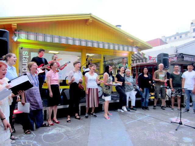 Die offenen Chorproben sind am Viktor Adler Markt sehr beliebt. | Foto: Stand 129