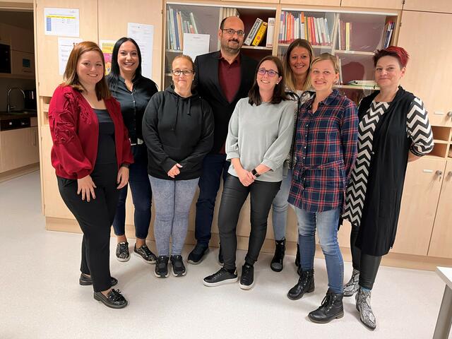 Von links: Berna Aslan (Schriftführerin-Stv.), Lavinia Bugneriu (Vorstandsteam), Daniela, Weber (Vorstandsteam), Klaus Grässl (Rechnungsprüfer), Gerda Kunst (Kassiererin-Stv.), Silvia Knauder (Vorstandsteam), Denise Hartner (Schriftführerin), Elke Maurer (Kassiererin) | Foto: Privat
