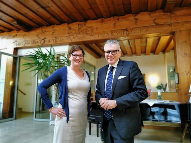 Die Gastgeberin, Theresa Blazek, empfängt August Teufl im historischen Gebäude des Schüttkastens Geras.