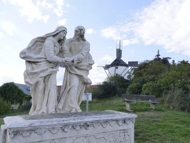 Erste Kreuzweggruppe (Urlaubsmarter) und die Retzer Windmühle im Hintergrund