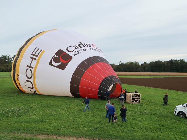 Mit einem großen Ventilator wird der Ballon vorbereitet.

 | Foto: Daniela Redl
