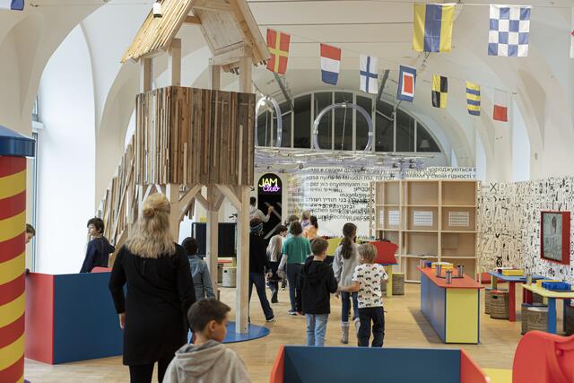 Eine Vielzahl unterschiedlichster Mitmachstationen laden zum Entdecken ein. | Foto: ZOOM Kindermuseum/Natali Glisic