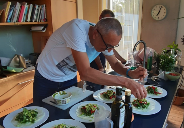 Das Essen mit Freunden und Familie spielt im Leben von Günter Beck eine besondere Rolle - dafür werden immer wieder aufwändige Menüs nachgekocht und bei Bedarf dem persönlichen Geschmack angepasst.  | Foto: Günter Beck
