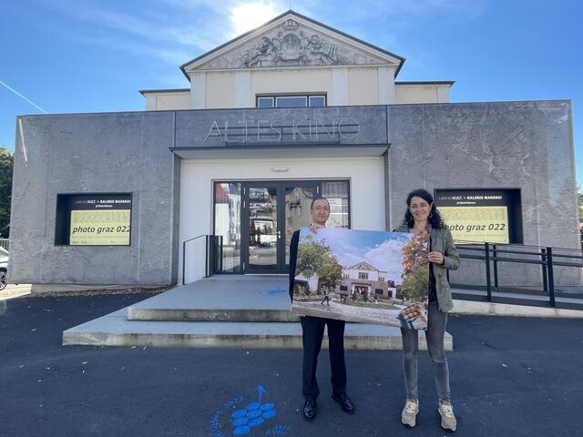 Klubobfrau Sandra Krautwaschl und Gemeinderat Walter Lesky vor dem Alten Kino Leibnitz. Hier wünschen sich die Grünen einen Platz zum Verweilen anstatt einer Parkplatzfläche. | Foto: Waltraud Fischer
