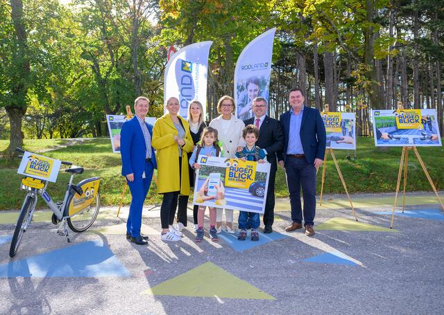 Landeshauptfrau Johanna Mikl-Leitner und Landesrat Ludwig Schleritzko und Radland-Geschäftsführerin Susanna Hauptmann mit Partnern der Kampagne und Kindern. | Foto: NLK Burchhart