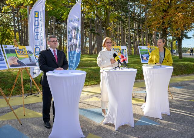 Landesrat Ludwig Schleritzko, Landeshauptfrau Johanna Mikl-Leitner und Radland-Geschäftsführerin Susanna Hauptmann beim Pressetermin in Perchtoldsdorf (v.l.n.r.). | Foto: NLK Burchhart