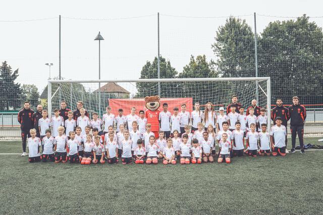Bereits zum vierten Mal wurde heuer im FC Bayern Kids Club Fußball-Camp in Wien auf dem Rasen trainiert.  | Foto: Patrick Vranovsky