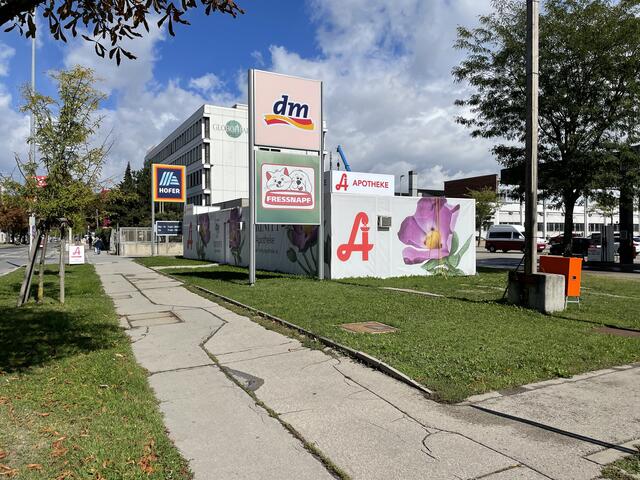 Die Trinity-Apotheke befindet sich am Hofer-Parkplatz in der Breitenfurter Straße 261. | Foto: Kautzky