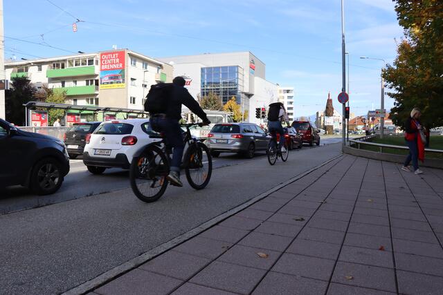 Es gibt keinen Radweg am Südring. Fahrradfahrer müssen zwischen gefährlich (auf der Straße fahren) und unerlaubt (auf dem Gehsteig fahren) wählen.