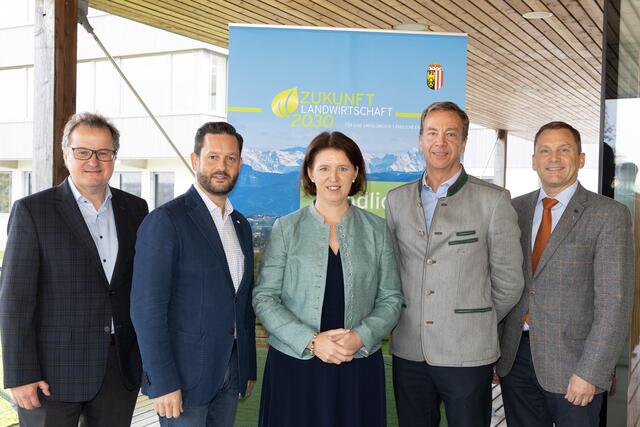 Karl Fischer, Christoph Metzker, Michaela Langer-Weninger, Rainer Haas, Hubert Huber (von links). | Foto: Land OÖ/Andreas Krenn