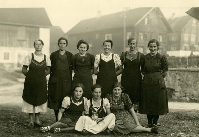 Die Belegschaft der Firma Alois Duelli und Co. während des 
2. Weltkrieges im Satteinser Oberdorf | Foto: Gemeindearchiv Satteins