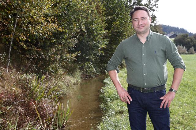  90 Flußperl-Muscheln wurden im Gießenbach ausgebracht. Landeshauptmann-Stv. Manfred Haimbuchner. | Foto:  Land OÖ/Kauder