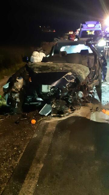 Auch das zweite Auto wurde total beschädigt. | Foto: Feuerwehr