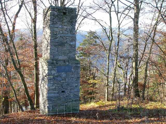 Der Galgen von Rannariedl in Neustift. Eine der zwei Säulen ist heute noch erhalten.
 | Foto: Foto: Leo Berger