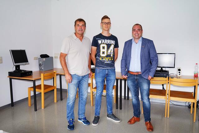 Horst Stadlmayr, Obmann des Jugendausschusses, Jugendbetreuer Marco Meier und
Bürgermeister Norbert Werber (v.l.)
. | Foto: Gemeinde Frankenburg
