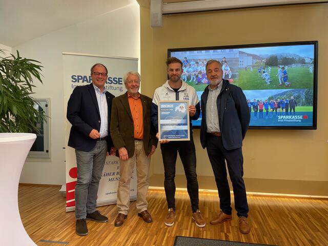 Fußball und Informatik gehören zusammen – zumindest dann, wenn SC Sparkasse Imst 1933 und IT-Mittelschule Imst mit dem „KICK IT“-Projekt an einem Strang ziehen. Die Sparkasse macht dafür dieses und kommendes Jahr insgesamt 11.000 Euro locker. | Foto: Manuel Matt