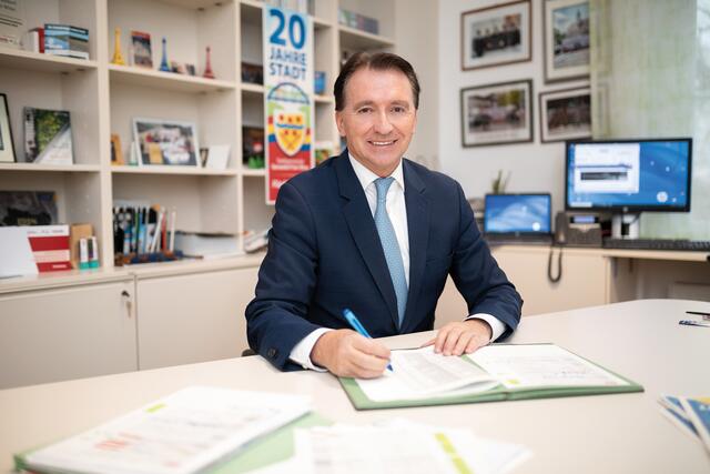 Bürgermeister Vojta hat die Hausübungen für das Gymnasium in Gerasdorf schon gemacht. | Foto: Stadtgemeinde Gerasdorf
