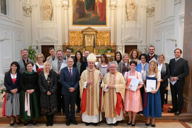 Weihbischof Hansjörg Hofer (Mitte) mit den Religionslehrerinnen und Religionslehrern sowie Vertretern der Erzdiözese und des Borromäums. | Foto: Erzdiözese Salzburg/Hiwa Naqshi