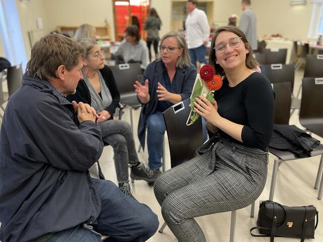 Julia Herr (r.) bekam ein umweltfreundliches Geschenk und freute sich sichtlich darüber. | Foto: Kautzky