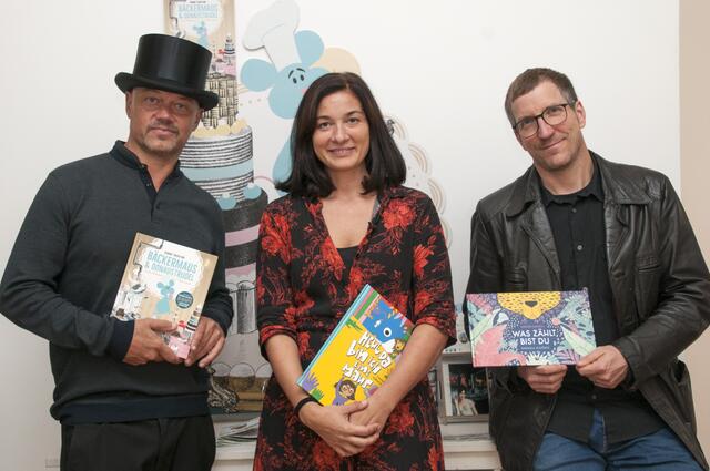 Wolfgang Hartl, Magda Hassan und Tobias Pichler (v. l.) gehören zu den kreativen Köpfen vom Verlag "Edition5Haus".  | Foto: Wolfgang Unger