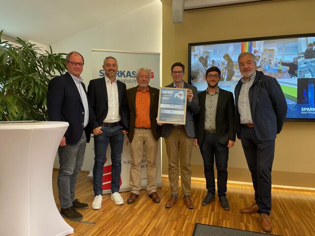 Ein Fabrikslabor mit bester Ausstattung für alle Schulen in den Bezirk Imst und Landeck gleichermaßen – mit dem MINTLAB des Vereins MINT Oberland ein bereits verwirklichter Traum, der mit 10.000 Euro von der Sparkasse weiterwachsen darf. | Foto: Manuel Matt