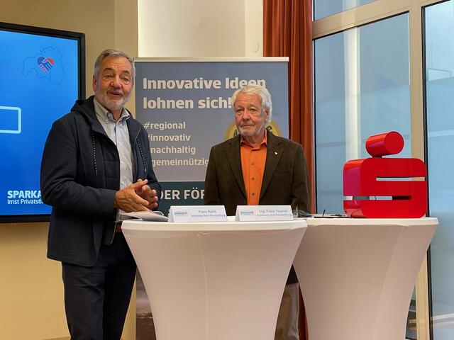 Privatstiftung-Vorstandsvorsitzender Franz Raich (l.) brachte den Förderpreis einst als Idee ins Spiel, Franz Thurner (r.) ließ als Vorsitzender des Regionalförderbeirats daraus Wirklichkeit werden. | Foto: Manuel Matt
