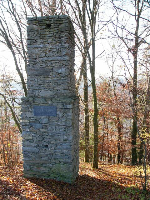 Der Galgen von Rannariedl in Neustift. Eine der zwei Säulen ist heute noch erhalten.
 | Foto: Foto: Leo Berger