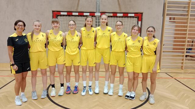 Die BBC WU16 mit Trainerin Andrea Frank-Stocker freut sich über einen tollen Einstieg in die Meisterschaft. | Foto: BBC
