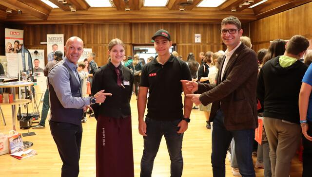 Die Lehrlinge Laura Laura Amann und Julian Mangweth mit WK-Bezirksobmann Michael Gitterle (re.) und WK-Bezirksstellenleiter Otmar Ladner (li.). | Foto: Othmar Kolp