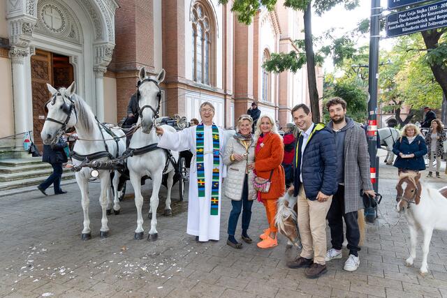 Die erste Tiersegnung am Neubau fand vor der Kirche Altlerchenfeld statt. | Foto: Harald Klemm