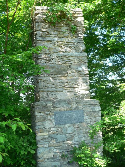 Der Galgen von Rannariedl in Neustift. Eine der zwei Säulen ist heute noch erhalten.
 | Foto: Foto: Leo Berger