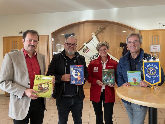 Schulqualitätsmanager Andreas Reisinger, Buchhändler Alfred Pössenberger, Rotkreuz-Lesecoach Silvia Nimmervoll und Kiwanis-Präsident Helmut Gebetsberger. | Foto: BezirksRundSchau