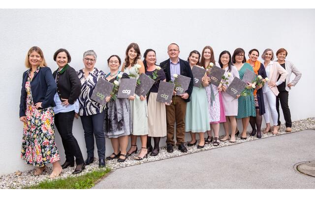 Die AbsolventInnen der Fach-Sozialbetreuung Schwerpunkt Altenarbeit an der Schule für Sozialberufe am Pyhrn-Eisenwurzen Klinikum Kirchdorf mit ihren Gratulantinnen. | Foto: OÖG