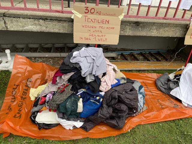 "Schattenseiten der Modeindustrie" hießen die Info-Stände im Garten der Wolkersbergenstraße 170. | Foto: Kautzky