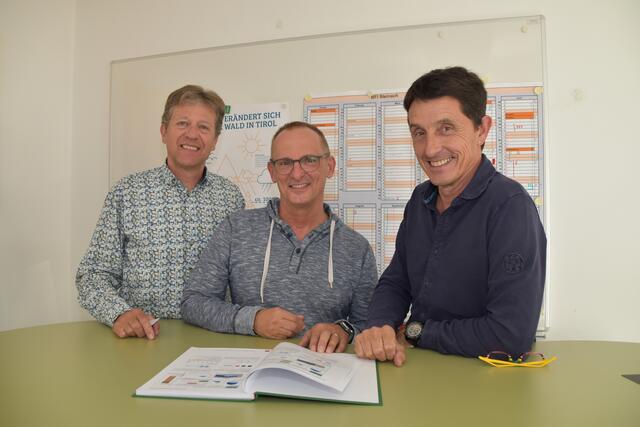 Sprechen von einer riesen Herausforderung: BFI-Leiter Florian Riccabona (Mitte), Erwin Stockhammer (r.) und Bezirksförster Robert Saxl (l.) | Foto: Kainz