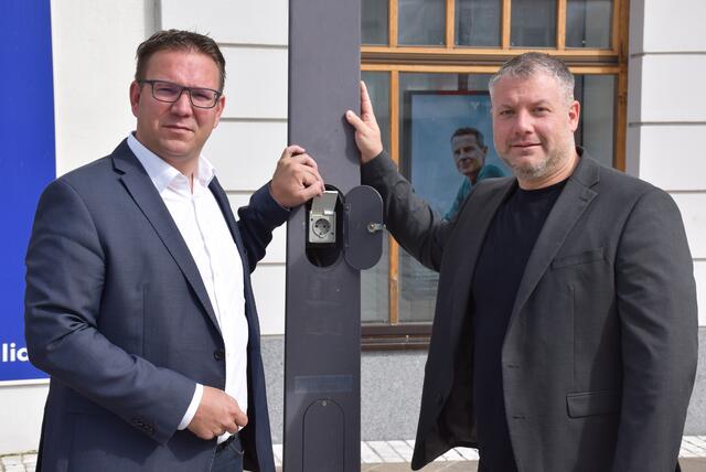 Bürgermeister Christian Haberhauer mit Vizebürgermeister Dominic Hörlezeder.
 | Foto: Stadtgemeinde Amstetten