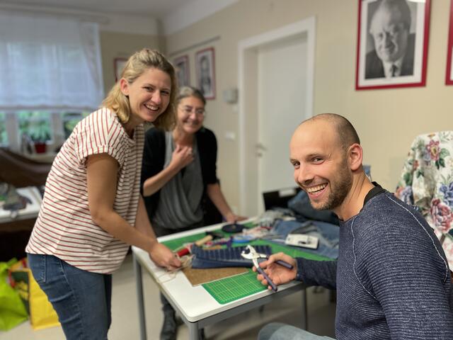 Bem Nähworkshop konnten alte Jeans zu neuen Taschen umgearbeitet werden - die Nietenzange war dabei ein oft genutztes Werkzeug. | Foto: Kautzky