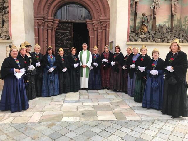 Die Bürgerfrauen der Abstimmungsstadt Völkermarkt anlässlich des Festgottesdienstes mit Dechant Zoltan Papp bei der Stadtpfarrkirche St. Magdalena. | Foto: Privat