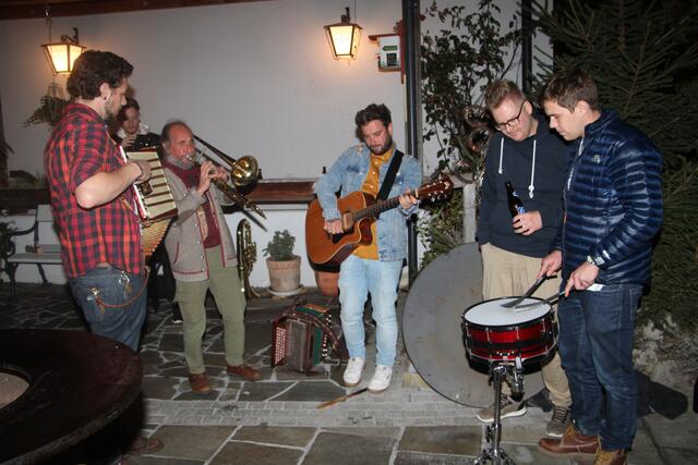 Beim Songwriting Camp im Almenland gibt es viele unerwartete Konzerte der Teilnehmerinnen und Teilnehmer. | Foto: RegionalMedien Steiermark/Hofmüller