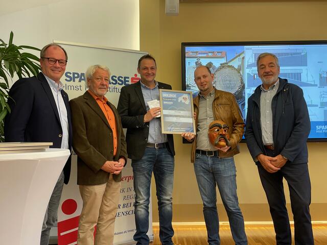 Damit's auch die Höhle wird, die einer Imster Bärenbande würdig ist, beteiligt sich die Sparkasse mit 10.000 Euro am geplanten Hallenbau für den künftigen Fasnachtswagenbau. | Foto: Manuel Matt