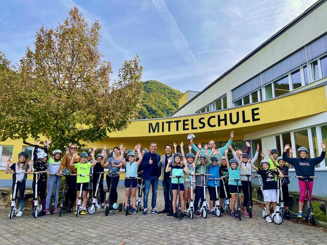 GF von Intersport Winninger Christoph Mayrhofer, Dir. René Gumpinger, ein Teil des BSP-Teams und die 1a-Klasse. | Foto: MS Ternberg