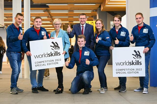 (V.l.) Alexander Gfellner, Philipp Bruckner, WKOÖ-Präsidentin Doris Hummer, Daniel Schinagl, dahinter LR Markus Achleitner, Anna Karina Feldbauer Lorenz Herzog und Patrick Danninger. | Foto: Röbl
