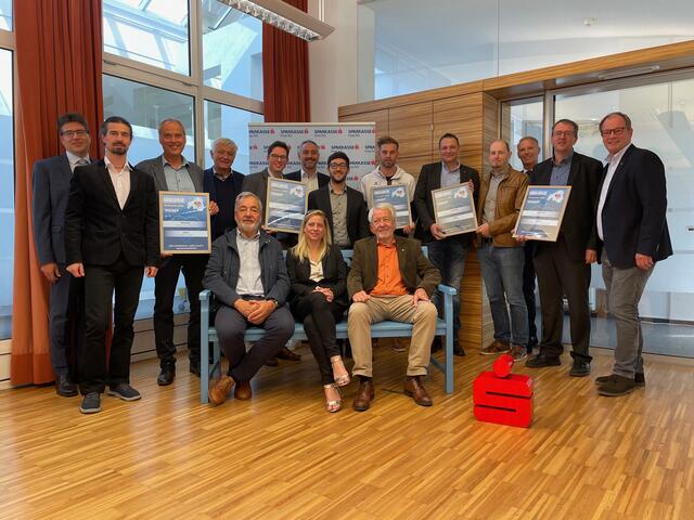 Die Ausgezeichneten bei der Vergabe des diesjährigen Förderpreises der Sparkasse Imst Privatstiftung mit jenen, die Jahr für Jahr diese schwere Entscheidung fällen | Foto: Manuel Matt