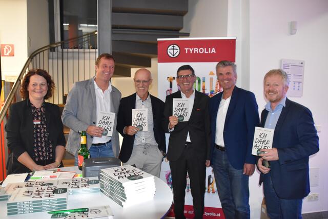 Heimische Skisprung-Legenden Werner Schuster (bis 2019 Bundestrainer der deutschen Skisprung-Nationalmannschaft), Toni Innauer, Hubert Neuper und Armin Kogler mit Stephan Bair (re., Tyrolia Vorstand) und Daniela Greimel (li. Tyrolia).