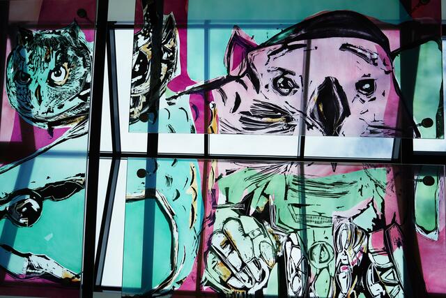 Großformatige Glasbilder von Lena Göbel  im neuen Schulzentrum Frankenburg. | Foto: Gemeinde