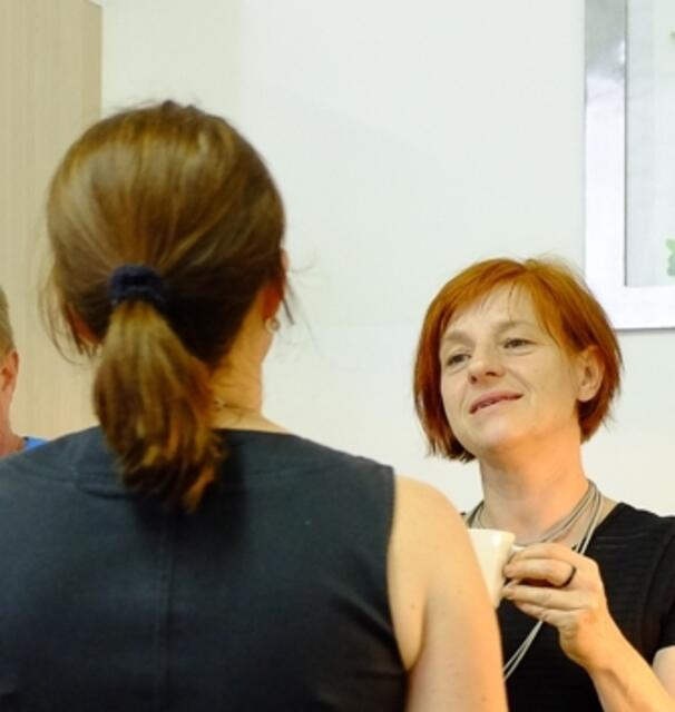 Michaela Wambacher beim Gespräch mit einer Betroffenen in einer der begleiteten Selbsthilfegruppen. | Foto: Verein Achterbahn