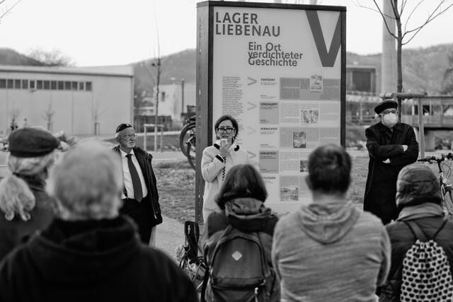 Am Gelände des ehemaligen Lagers Liebenau wurde eine Gedenktafel errichtet, um ein sichtbares Zeichen der Erinnerung zu setzen.  | Foto: Dirk Müllner