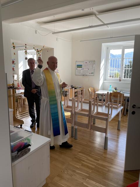 Pfarrer Herbert Kernstock segnete die neuen Räumlichkeiten. | Foto: Kern